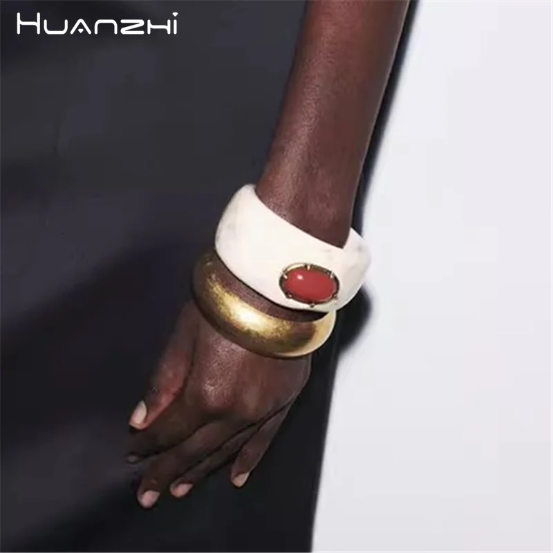 HUANZHI Vintage Roter Stein Harz Metall Armband Set Übertrieben Stapelbar Punk Chunky Wide Manschette Armreif Schmuck für Frauen Neue