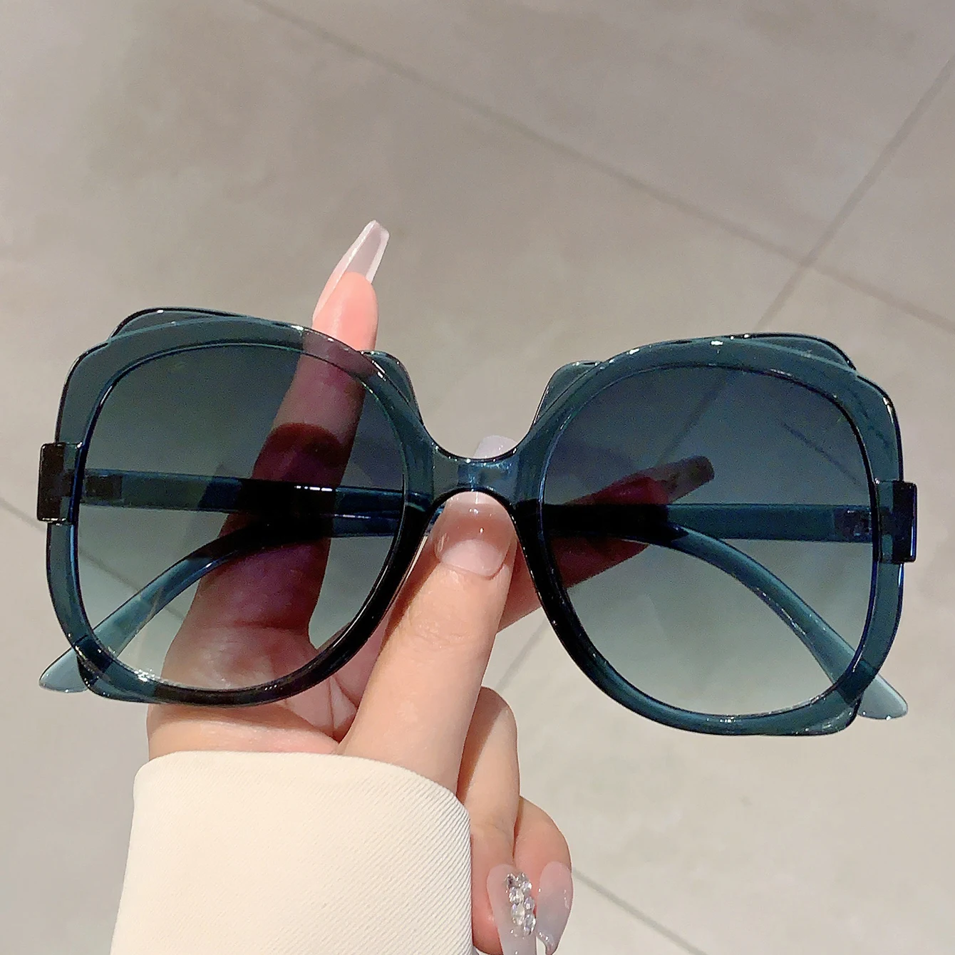 KAMMPT Fashion Butterfly Decoration Women\'s Shades Multi Color Gradient Designer Sunglasses Oversize Trendy Brand Sun Glasses