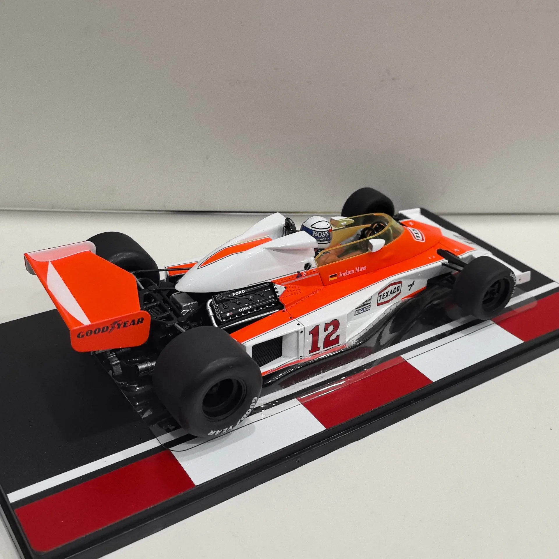 다이캐스트 MCG 1/18 Slcae 맥라렌 포드 M23 # 12 1976 F1 D3W5 맥라렌 포뮬러 자동차 합금 자동차 모델 소장 장난감 선물 기념품
