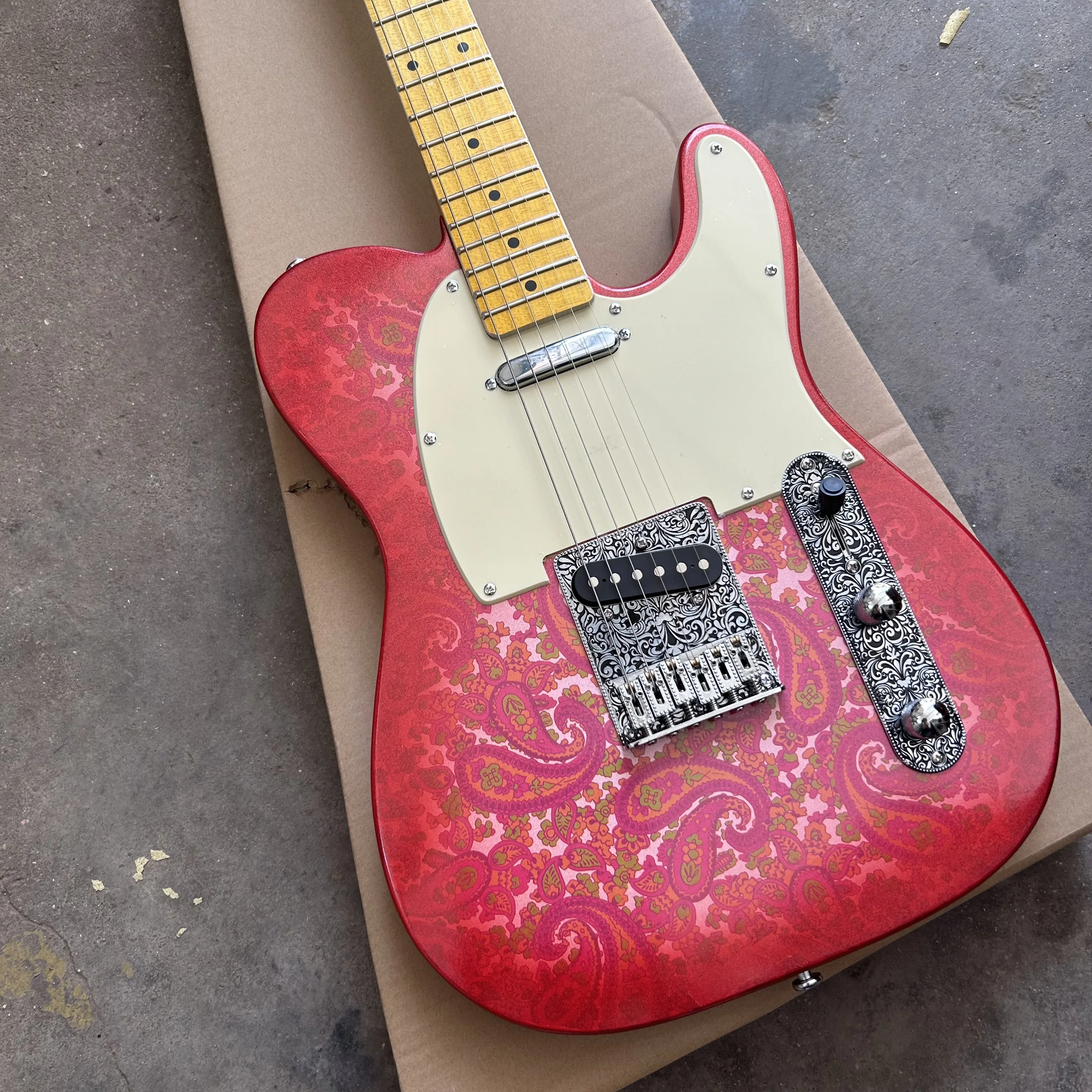 New Paisley sticker electric guitar, alder wood, frosted nitro paint, cow bone string pillow, wholesale and retail