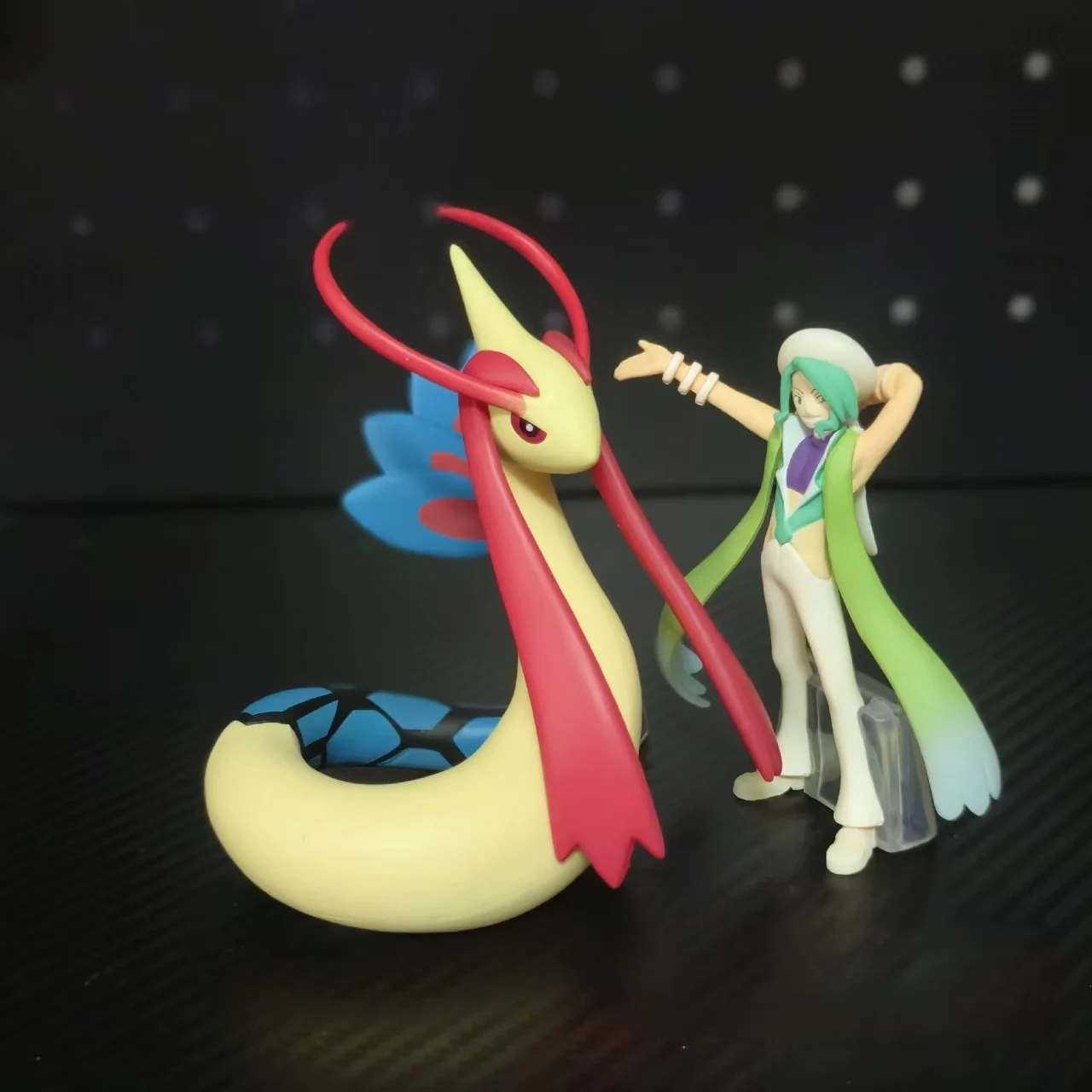 

Genuine 1/20 Scale The World MIKURI and MILOKAROSS Cute Action Figure Model Toys