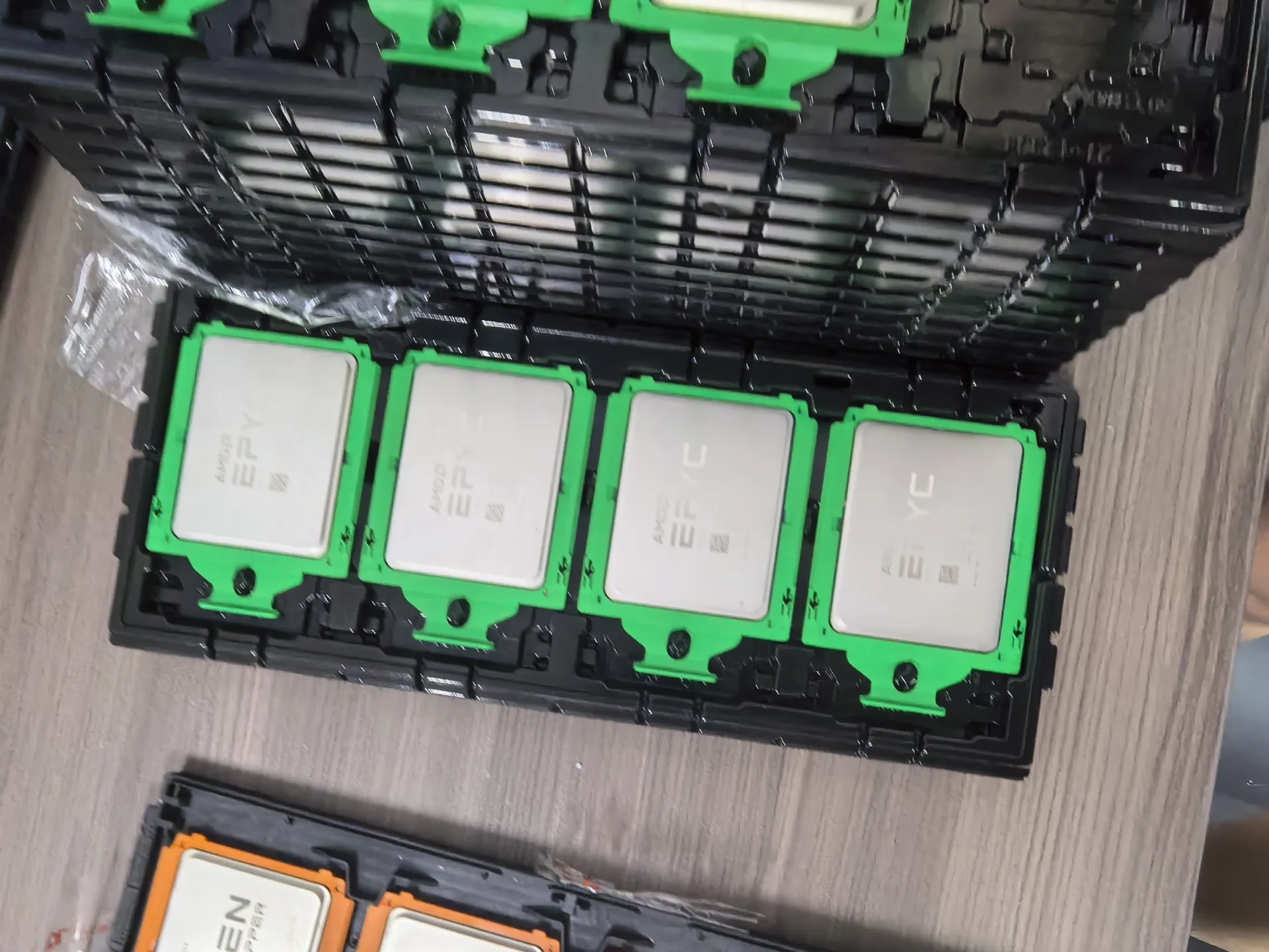 Fabrikpreis EPYC 7702 CPU 2 GHz 64C/128T 64M Cache 200W DDR4-2666V Sockel Sp3 Prozessor für LGA4094 Motherboard 100-000000038