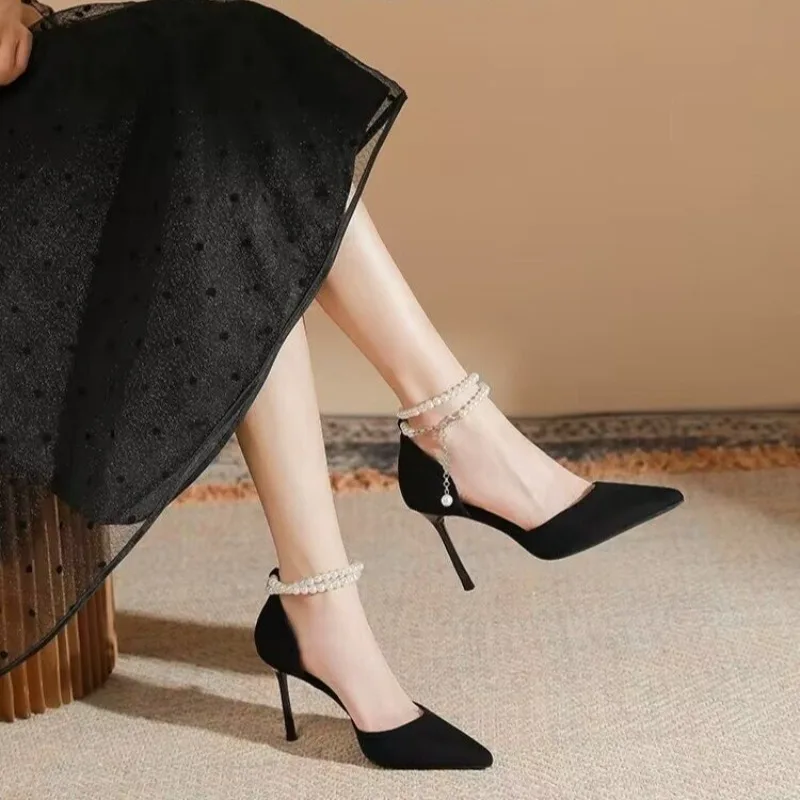 Scarpe con tacco sottile da donna Autunno Nuova testa a punta Bocca poco profonda Pelle scamosciata con perline Slip-on Tacchi alti di qualità antiscivolo