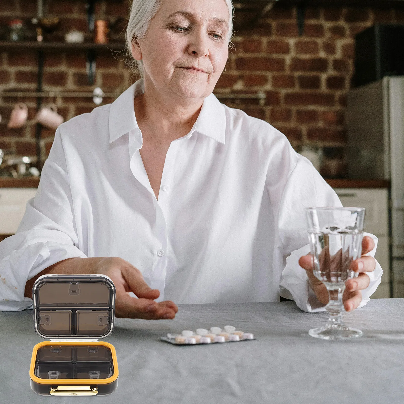 

Мини-таблетница на 7 отделений, портативный органайзер для лекарств, маленький дорожный футляр, карманный контейнер для ежедневного использования, держатель для таблеток в сумочку