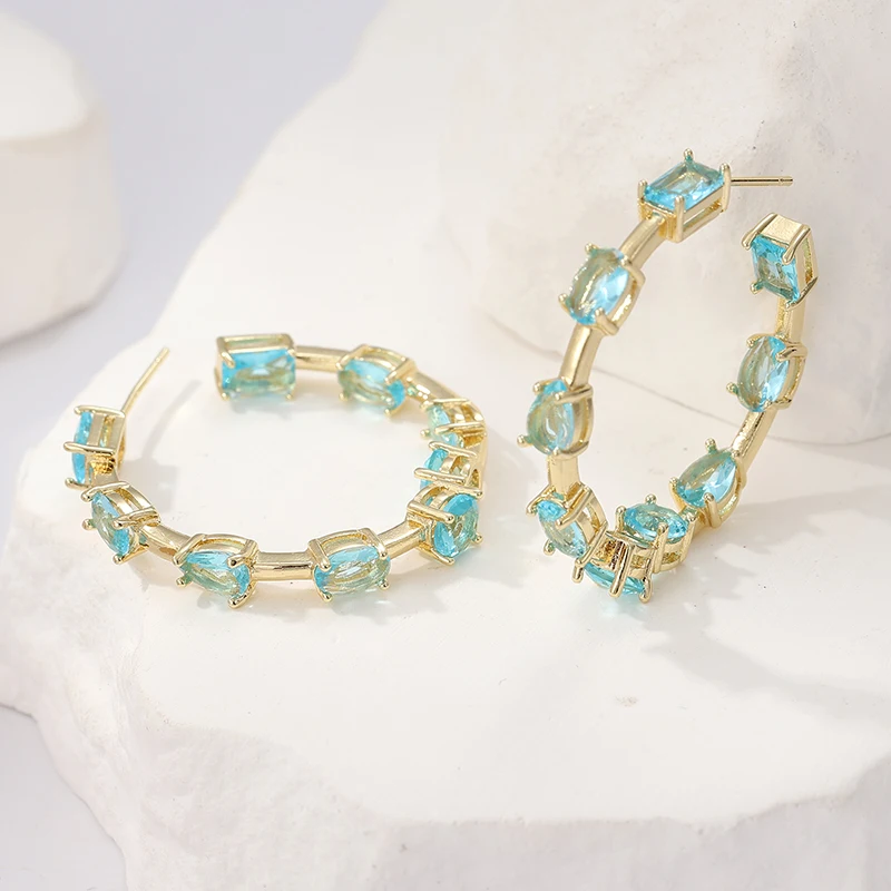 Trendige zarte blaue Zirkonia-Creolen für Damen, vergoldete C-förmige Ohrringe, Party- und Bankett-Modeschmuck