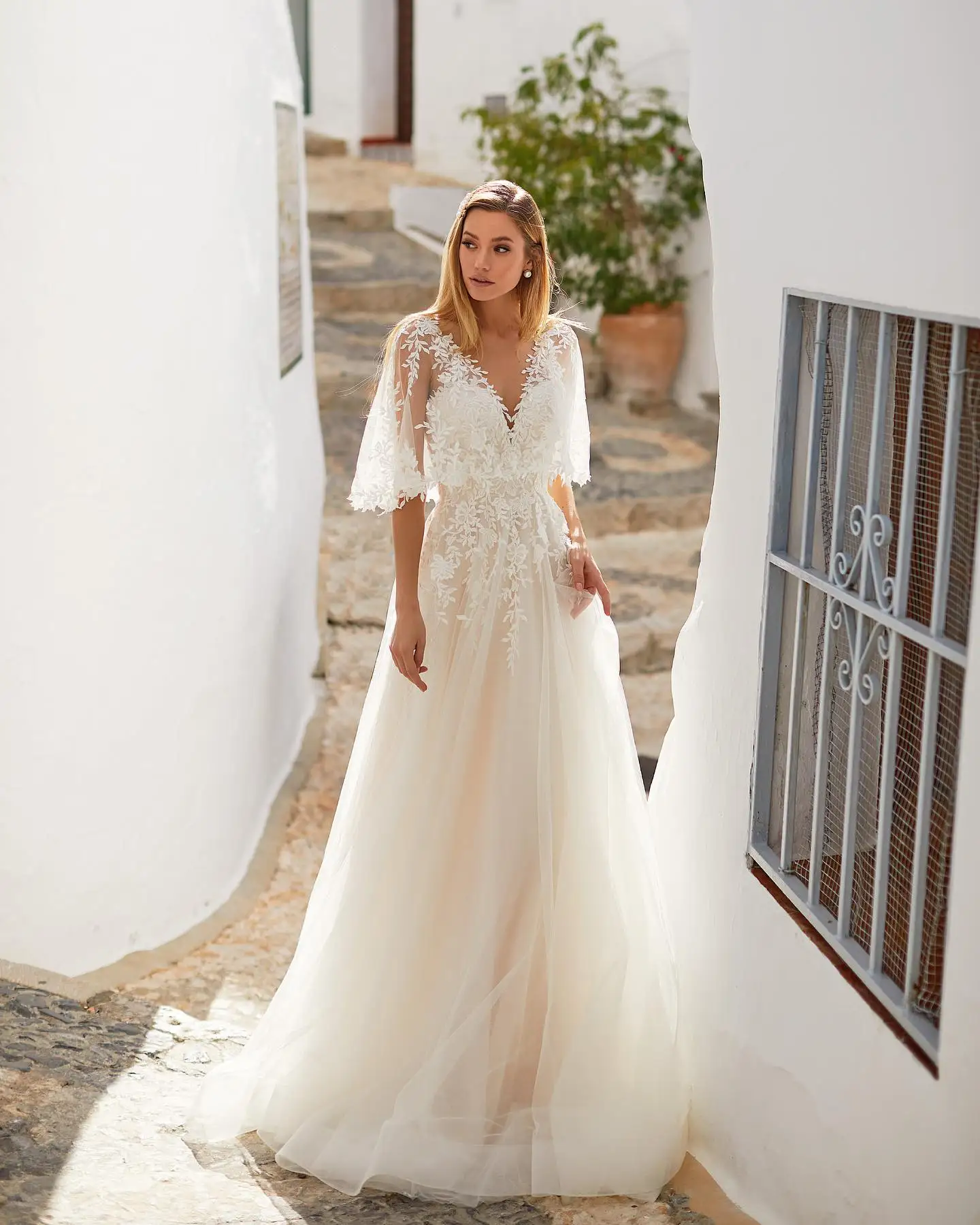 

Vintage Long Puff Sleeves V-neck Lace Applique Princess A Line Wedding Dresses Sweep Train Rode De Morrie