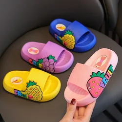 Zapatillas de verano con dibujos de frutas para niñas, chanclas de plataforma antideslizantes, cómodas, para el baño y el hogar