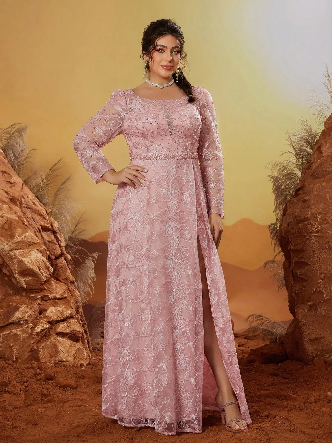 Sukienka Anpoket z okrągłym dekoltem, bufiastymi rękawami, haftem z koralików, koronką, długimi rękawami, aplikowanymi zdobieniami i rozcięciem z boku.