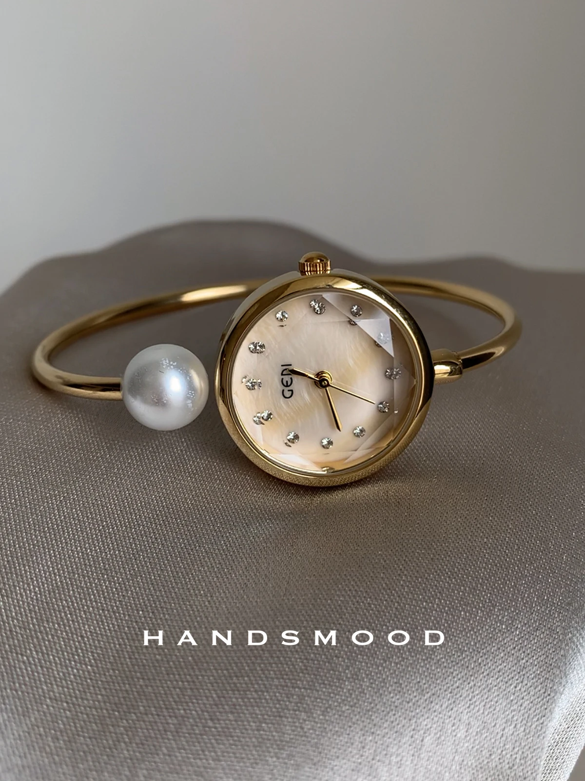 ساعة يد نسائية أنيقة، سوار فاخر ومتطور، ساعة نسائية عصرية وأنيقة، اختيار راقي. #2