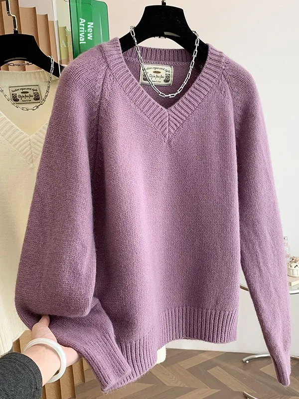 เสื้อไหมพรมคอวีทรงหลวมสำหรับผู้หญิง อุ่นสบายสำหรับฤดูหนาว ดีไซน์ใหม่ สไตล์ลำลอง เรียบหรู สีพื้น เสื้อสเวตเตอร์แฟชั่นสำหรับผู้หญิง