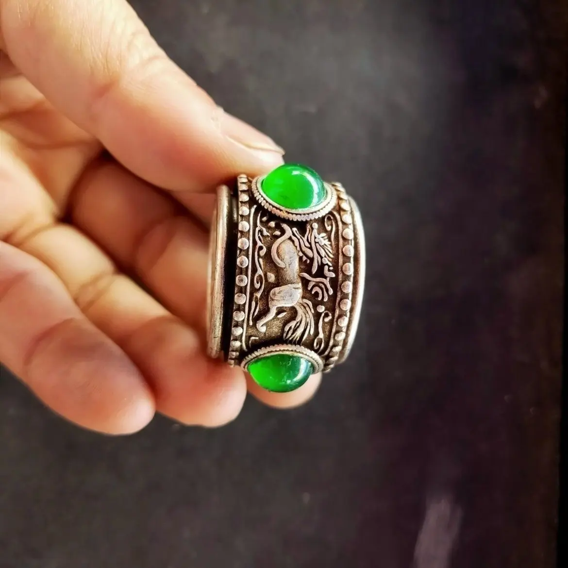 

Tibetan silver finger wrench, three diamonds, can turn around, handmade, fine workmanship, very fashionable to wear