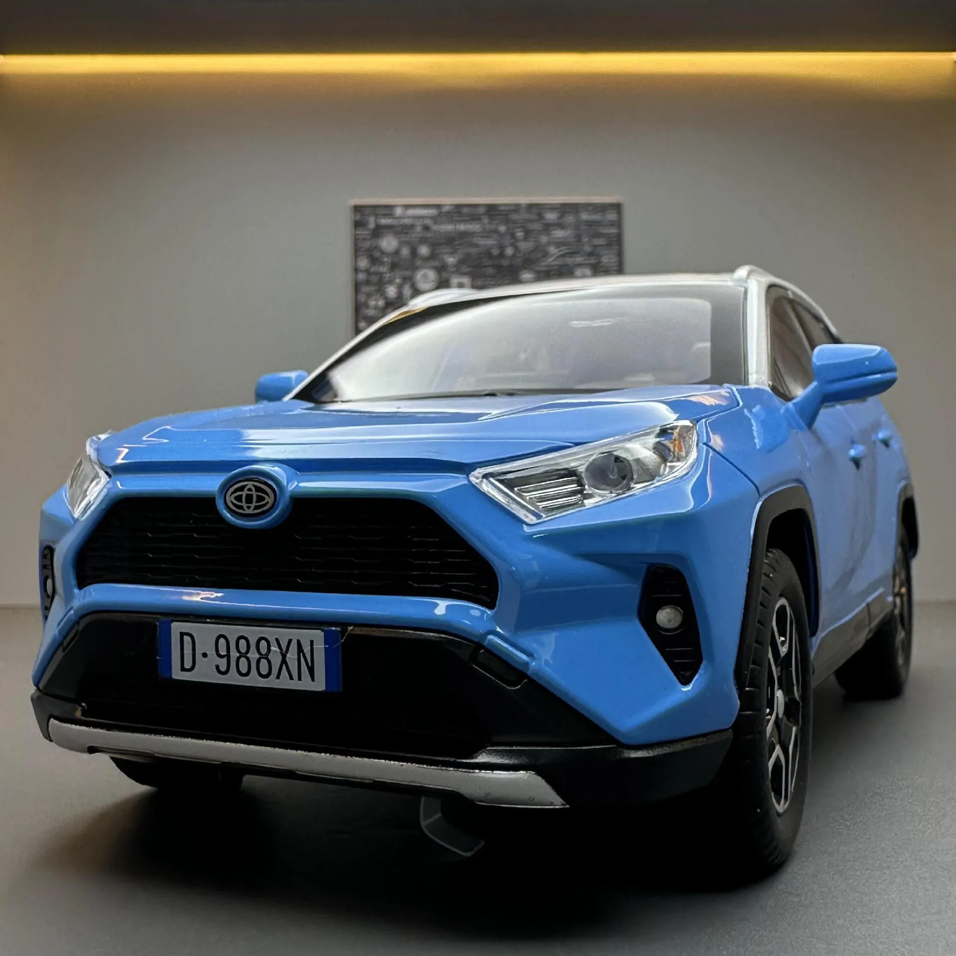 

1:22 RAV4 SUV Car Model Simulation Alloy Diecast Sound & Light Model Car Ornaments Toy Gift