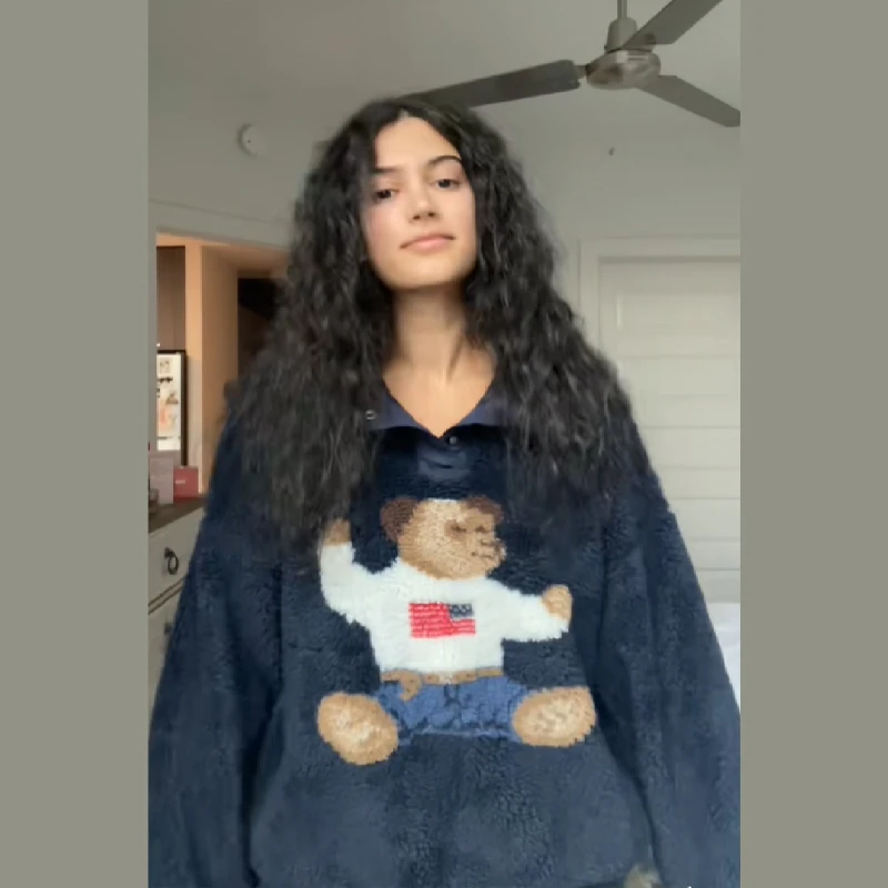 خريف شتاء الكرتون الدب نمط لامب سترة للنساء الوقوف الرقبة طويلة الأكمام سترة فضفاضة 2025 سيدة جديدة الدافئة سميكة الشارع الشهير