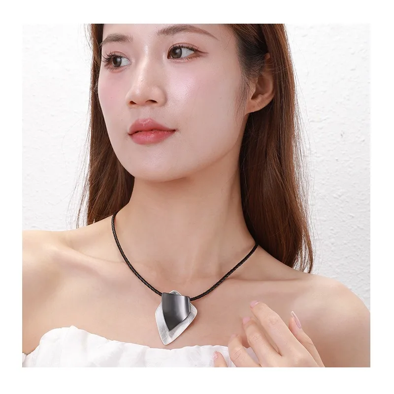 New Necklaces for Geometric Contrasting Colors, Simple Style, Fashionable and Versatile Metal Necklaces