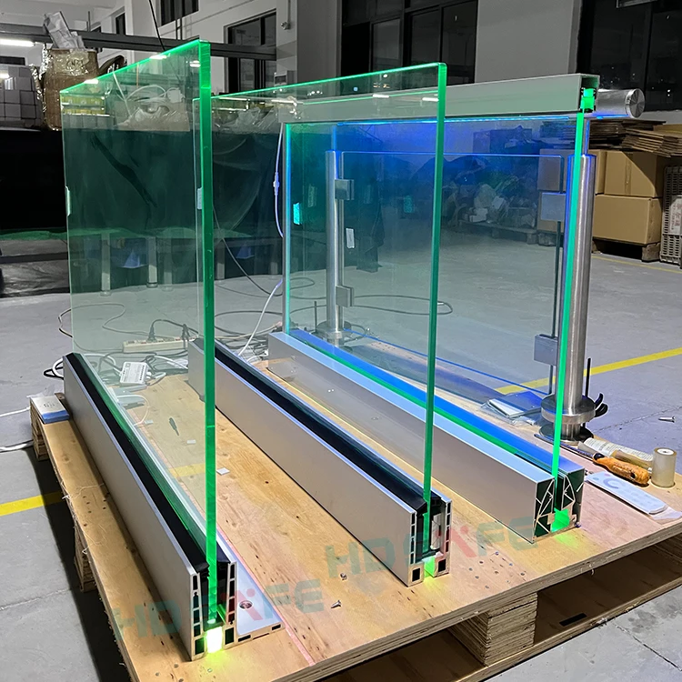 التخصيص سطح السفينة U الألومنيوم سياج قناة درابزين زجاجي للشرفة فناء درج سقف شرفة درابزين الزجاج المقسى لوحة الزجاج