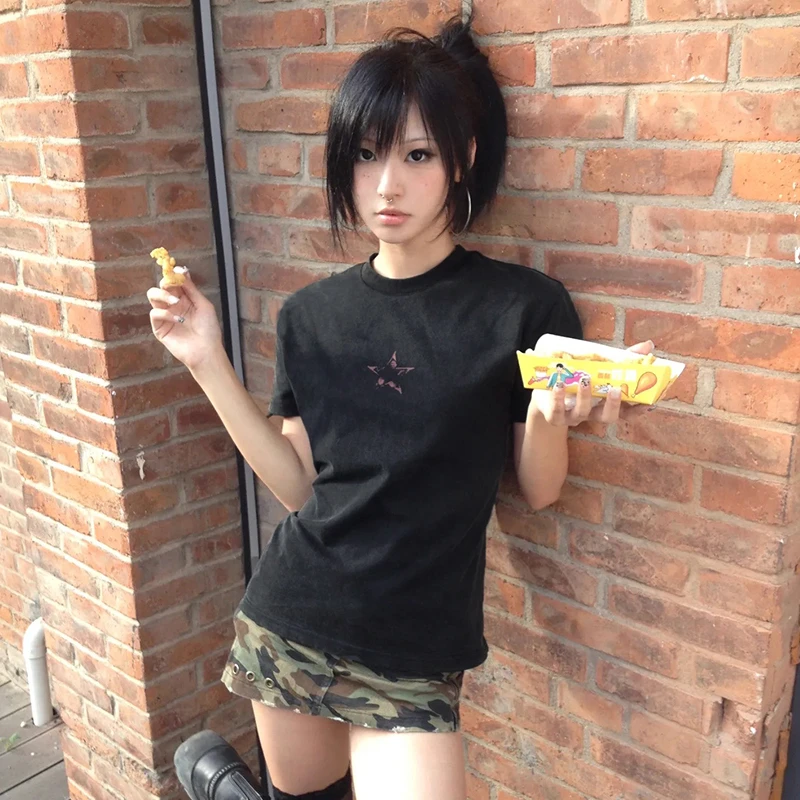 Karrram اليابانية Y2k قميص أسود Trashy 2000s نمط المتعثرة القمم خمر Harajuku قصيرة الأكمام الشارع الشهير الجرونج الأمريكية