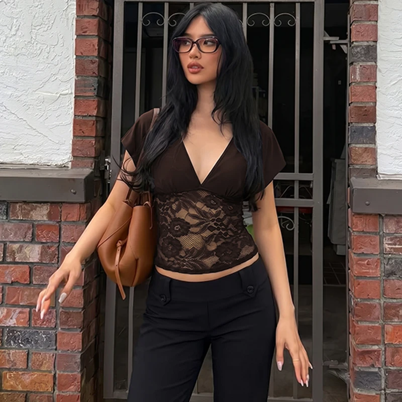 Hugcitar Modisches V-Ausschnitt Einfarbiges Kurzarm-Patchwork-Spitzen-Oberteil Sexy Loses Crop-T-Shirt Transparentes Sommer-Damen-T-Shirt für Party und Nachtclub – Detail 17