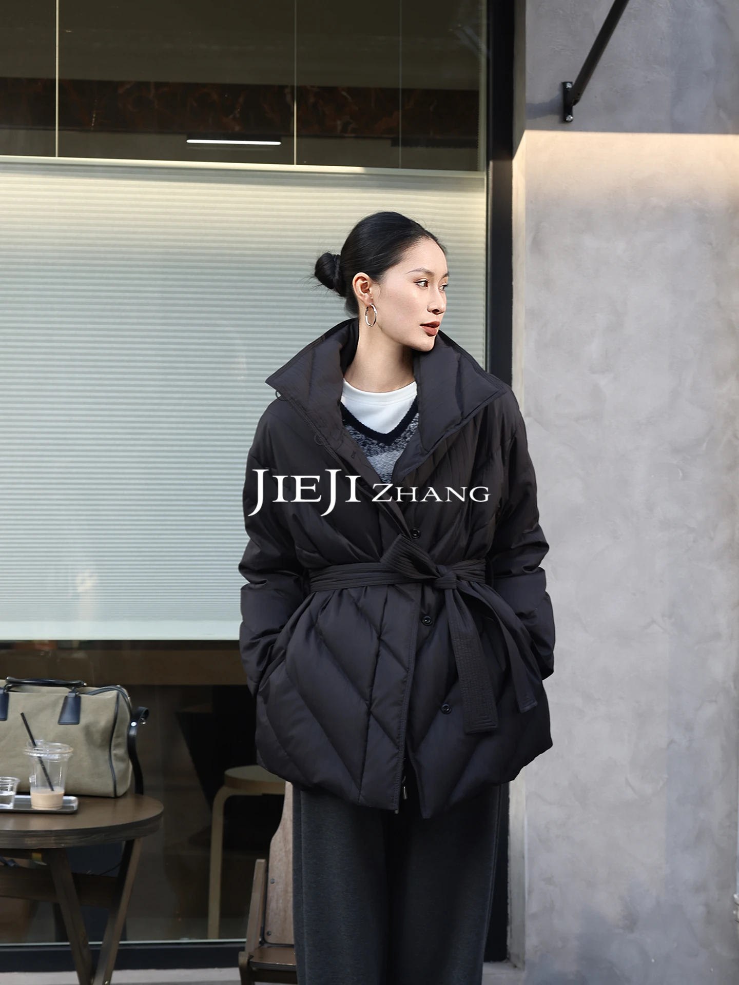 

Женская пуховая куртка Jieji Zhang с воротником-стойкой, текстурированная, с наполнителем из гусиного пуха, черная, с завышенной талией, повседневная, свободного кроя