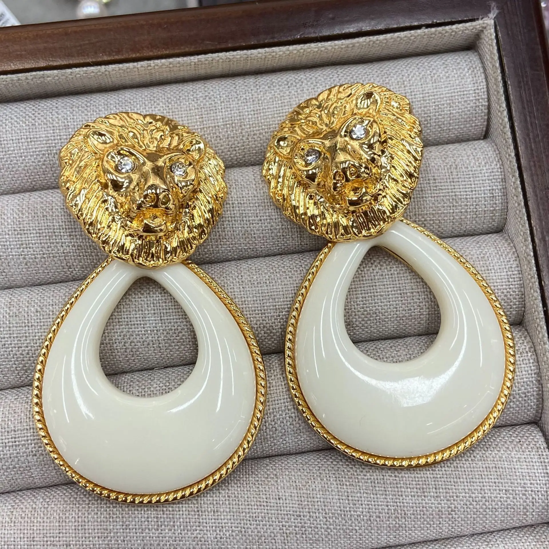 Retro Lion Head Statement Earrings Antique Gold Tone White Hollow Water Drop Dangle Earrings Lion Face Fashion Accessories