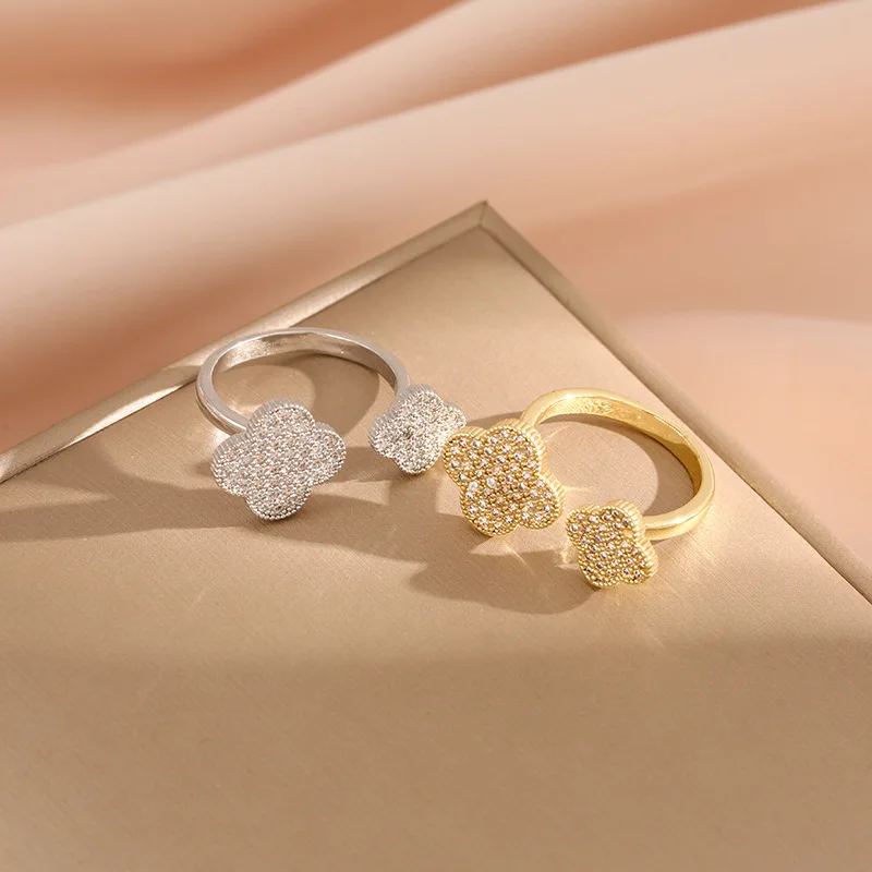 

Кольцо с четырьмя листами клевера выходит женственный шарм, полный бриллиантов и является универсальным и модным аксессуаром.