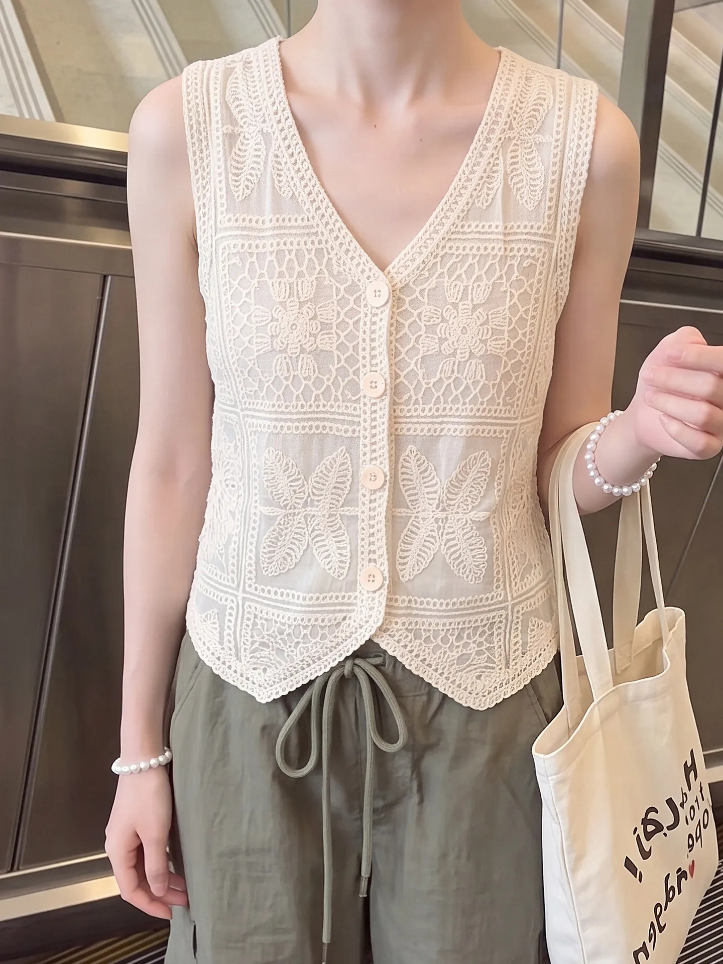 Lace Embroidered V-Neck Women's Tank Top Summer 2026 New Hooked Hollow out Cardigan Style Casual Fashion Knitted Vest