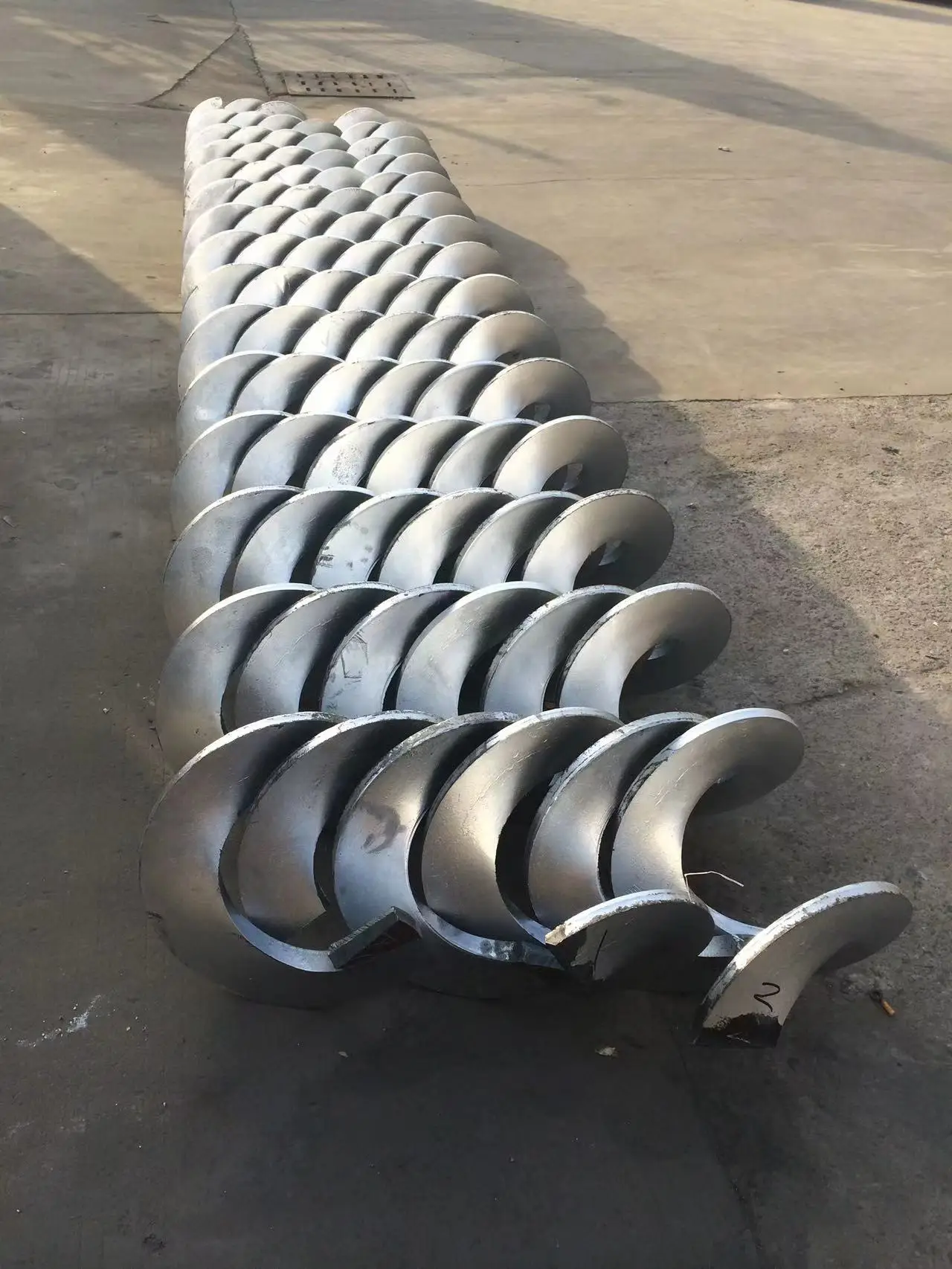 ขายทั้งสกรูใบมีด Helical Flight Endless Spiral เที่ยวบินต่อเนื่องสว่านสกรูลําเลียง Helical Blade บริการแบบกําหนดเอง