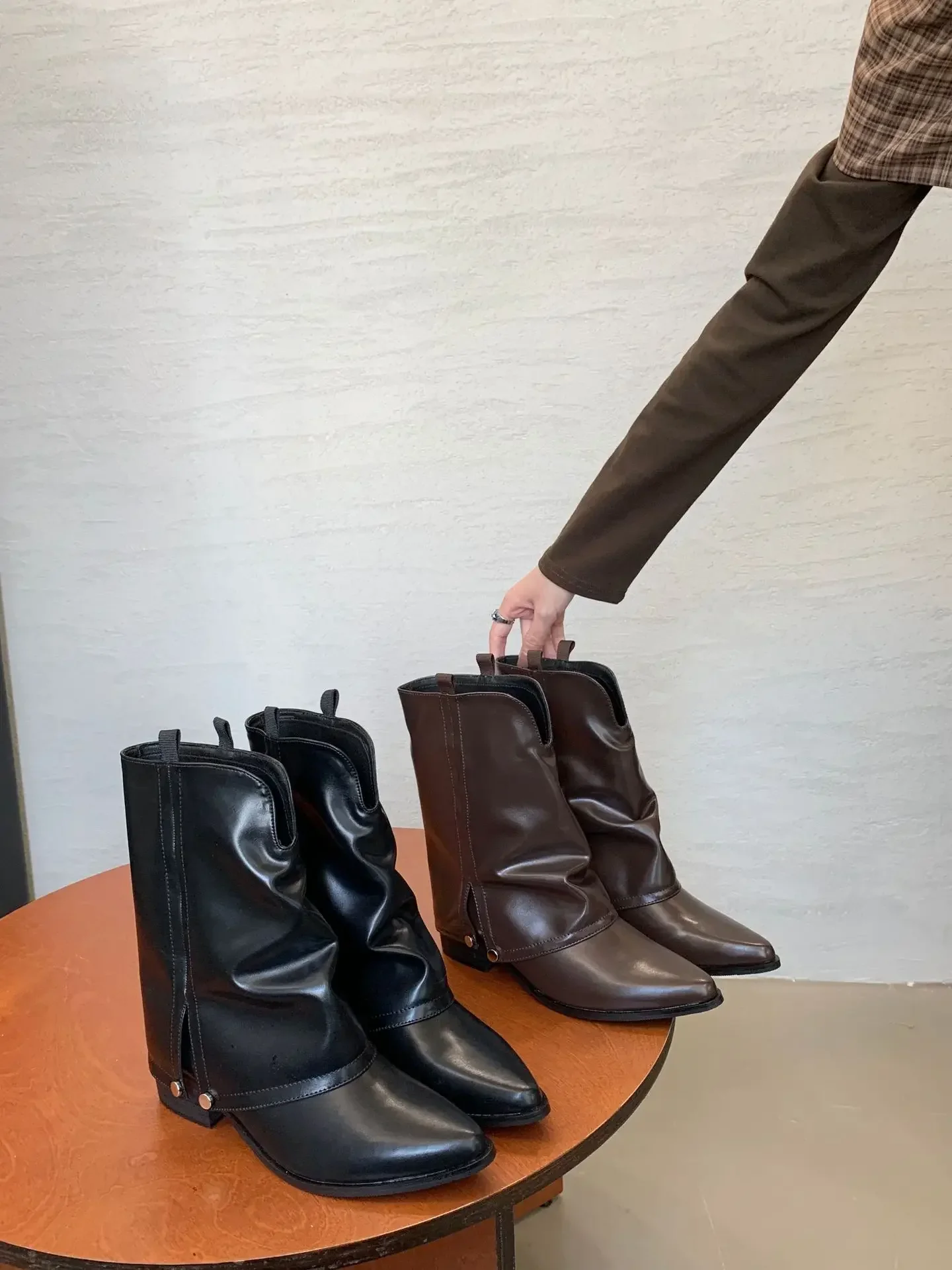 Damen Western-Cowboystiefel - Halbhohe Stiefel mit spitzer Zehenpartie und klobigem Absatz aus Vintage-Leder für Damen, Herbst-Winter-Stiefel – Detail 18