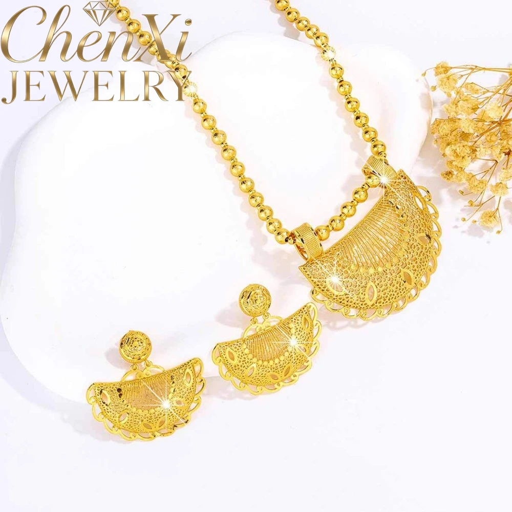 Sand Gold Fan Shape Pattern Hollow-Out Necklace Charms Standout Piece High-End Keepsake Fashion Popular Exquisite Elegant Gift
