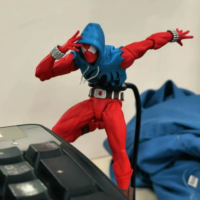

Коллекционная фигурка Scarlet Spider с подвижными суставами, синим тканевым капюшоном, сменными головами и руками, модель для коллекционирования.