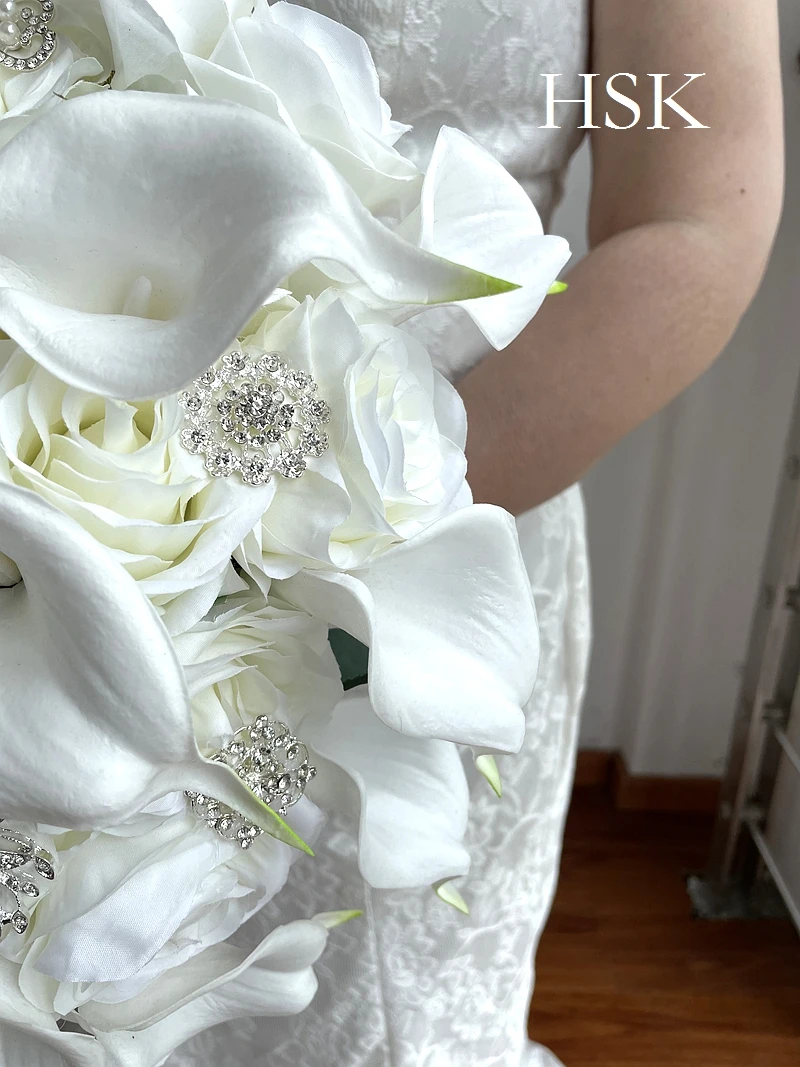 Novia accessori da sposa perle a forma di goccia, giglio della valle, ninfee di Calla, rose combinate fiori tenuti in mano