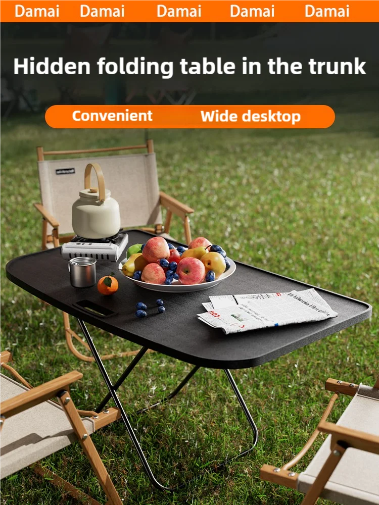 Pour les placements Modèle Y, avec une petite table dans le coffre, une table pliante à l'arrière de la voiture, et du matériel de camping