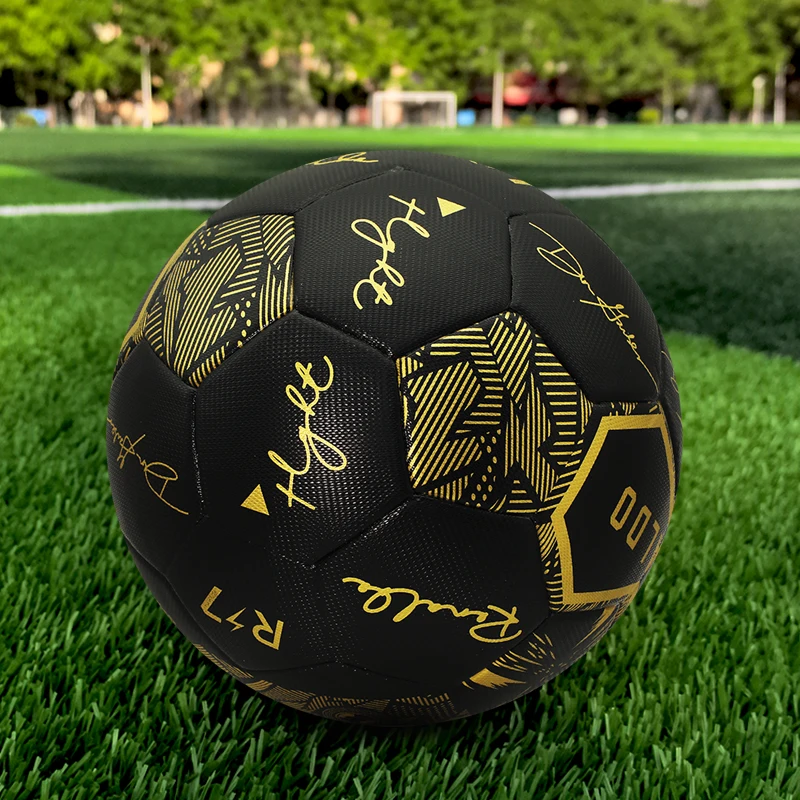 ลูกฟุตบอลขนาด 5 สีดำลายเซ็น ลูกฟุตบอลแข่งขันอย่างเป็นทางการสำหรับผู้ใหญ่และเยาวชน ลูกฟุตบอลมืออาชีพ ทนทานต่อการสึกหรอ ไร้รอยต่อ