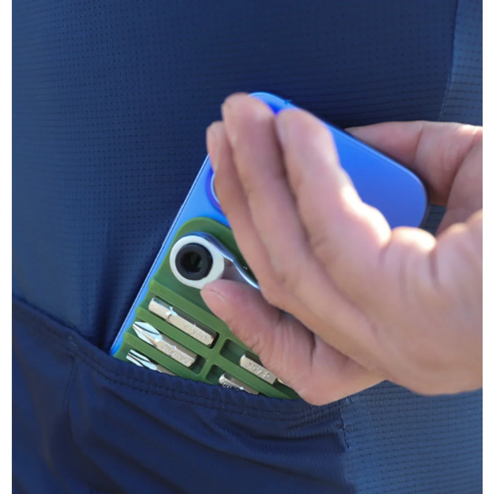 

Набор инструментов с трещоточным ключом для обслуживания велосипедов с магнитной системой фиксации и функциональной поддержкой смартфона