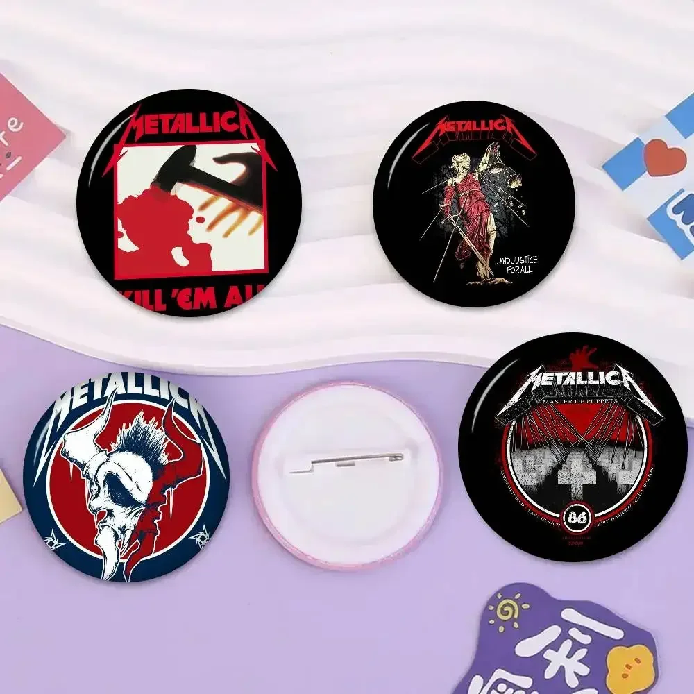 LOGO M-METALLICA Band Anime Broschen Niedliche Cartoon-Anstecknadeln für Jacken und Jeans Geschenk-Accessoire