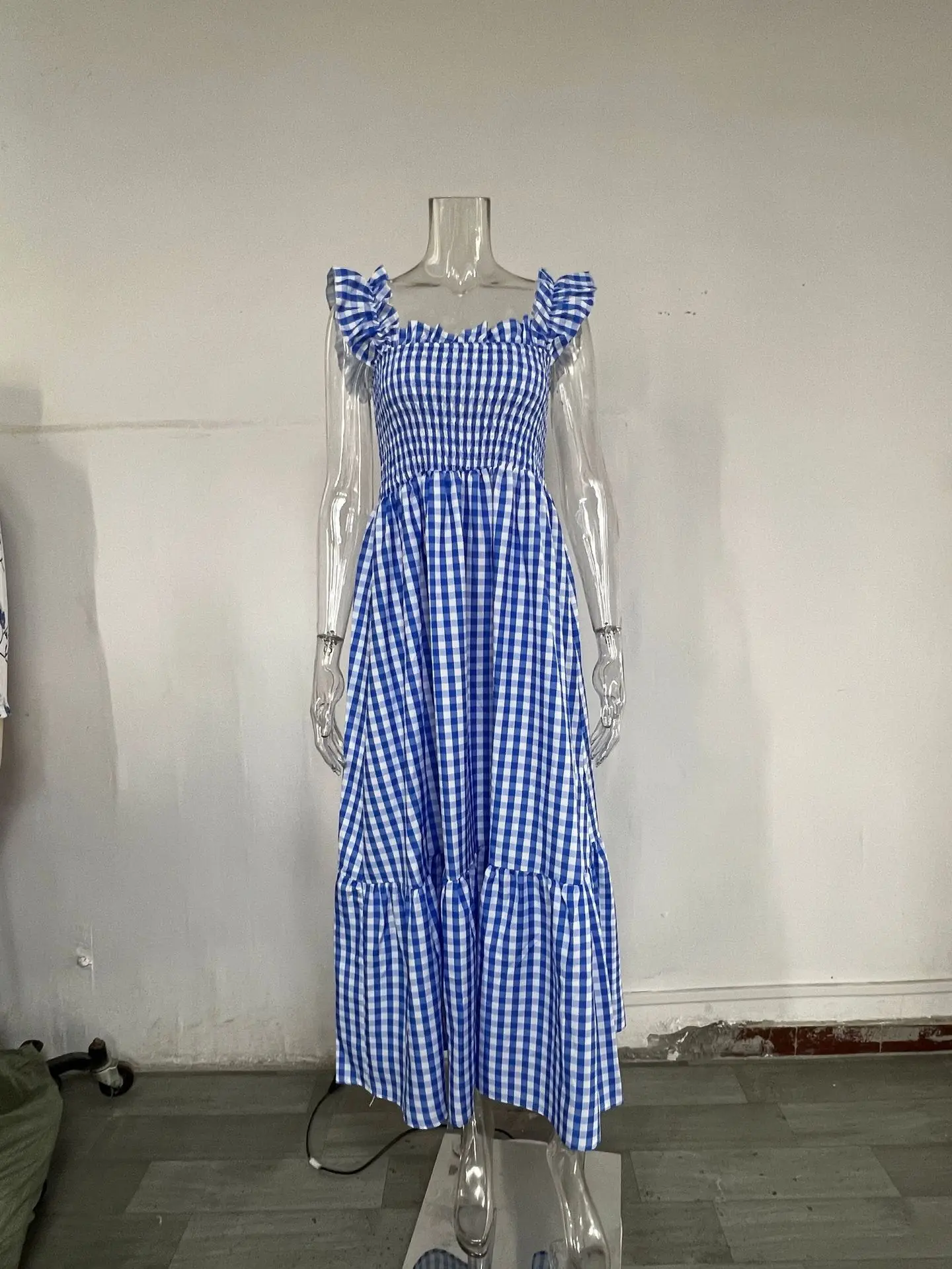 Vestido feminino solto de comprimento médio, sem mangas, gola quadrada, cintura alta, xadrez fluindo, verão