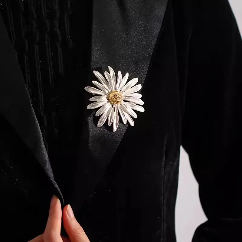 Classic Silver Color Daisy Flower Pin Brooch for Winter Sweater T-shirt Accessories Women Jewelry