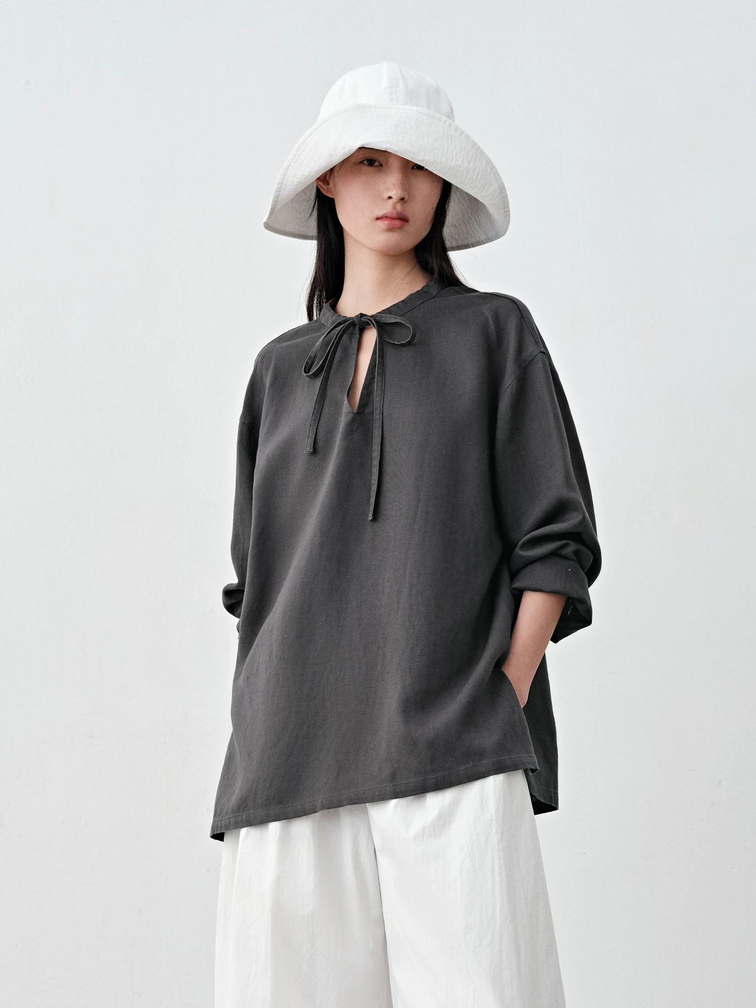 

Повседневная женская рубашка HaveRice из окрашенного льна, черная, с V-образным вырезом, ажурными элементами, длинными рукавами, завязками на талии, фактурная, свободного кроя, для ресторана