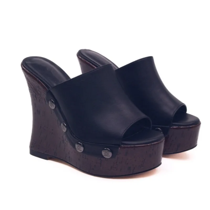 

2025 новые женские крутые тапочки на грубом высоком каблуке с водонепроницаемой платформой и металлической пряжкой для ногтей для верхней одежды