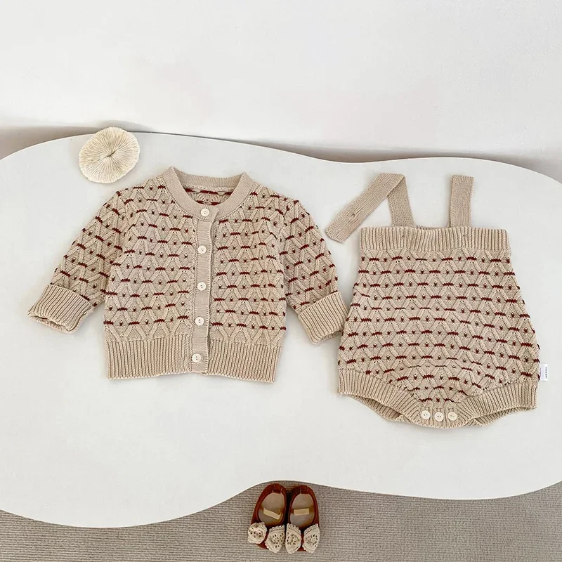 

Новинка 2023 года, осенний детский костюм для детей 0-3 лет, вязаный кардиган с длинными рукавами + комбинезон, комплект одежды для маленьких девочек