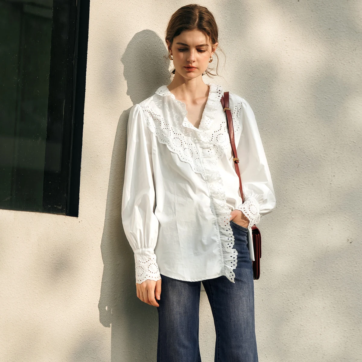 OLrain قميص أبيض من القطن الخالص للنساء 2025 ربيع الخريف مكشكش الرقبة التطريز الجوف التدريجي كم طويل كسول البلوزات M57CC95893