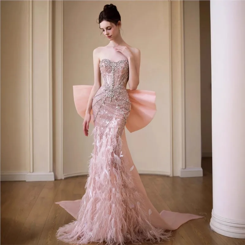 Um novo vestido rosa de torrar rabo de peixe de alta costura com sensação industrial pesada