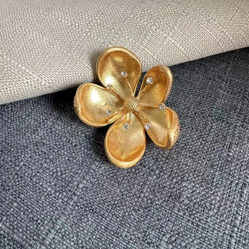 

Os Fashion Jewelry Vintage Brass Enamel Sakura Flower Brooch for Women Birthday Gifts, Unique Gift