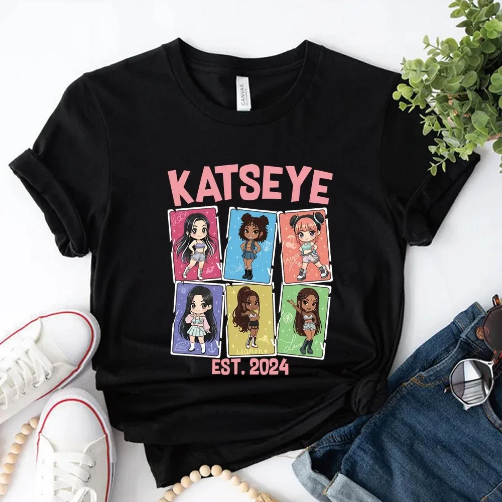 

KATSEYE Chibi Member Theme T-Shirt (Colorful Card-Style Cartoon Graphics + "EST.2024" Element + Cute Girl Style) T-shirt