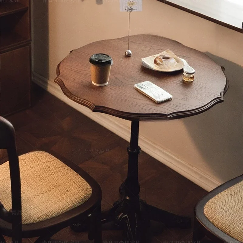 Retro solid wood coffee table small round table medieval furniture French dessert shop western restaurant table and chair