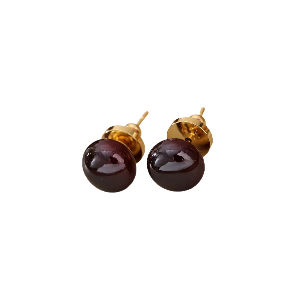 Luxury and niche high-end purple-hued red pearl stud earrings with a retro port style, small round earrings set in ear jewelry.