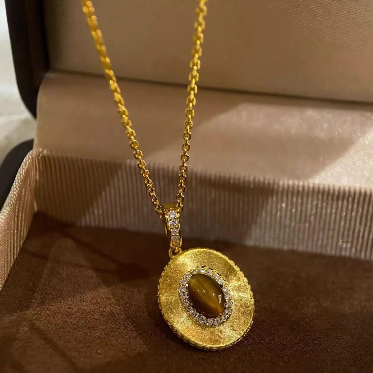 

Fashion 18KT Gold Color Elliptical Tiger Eye Stone Brushed Pendant Necklace for Women Bride Jewelry Neckalce Chain Gifts