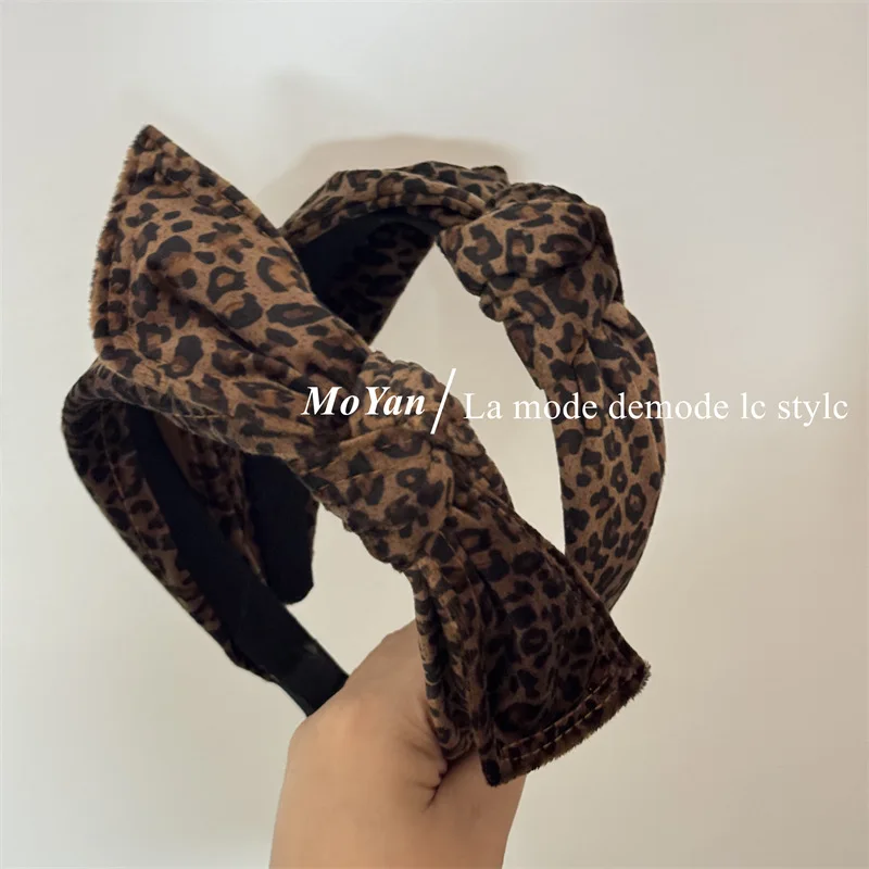 

Корейская повязка на голову с бантом и леопардовым принтом для женщин, повязка на голову с широкими ремнями и бантом, универсальная резинка для волос в стиле ретро для прогулок