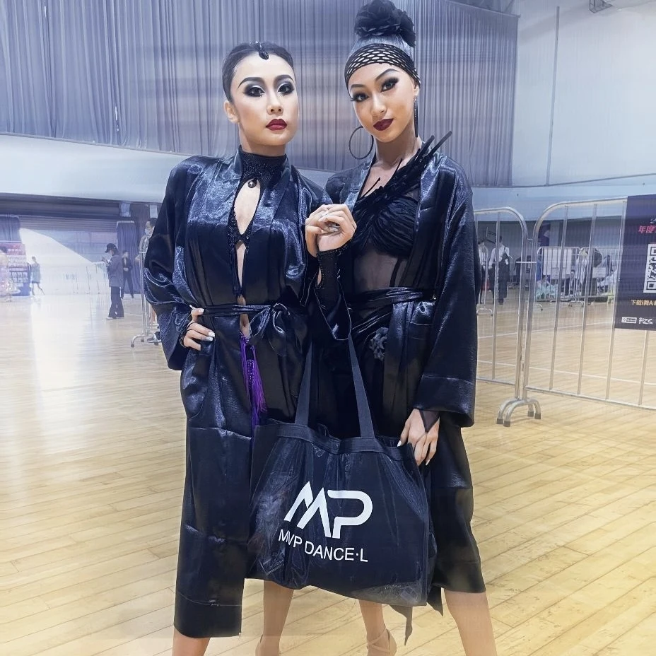 2025 Abrigo largo de competición de baile latino para mujer, bata de satén negro, ropa de baile latino para adultos, ropa de carrera de bailarina profesional DNV25739