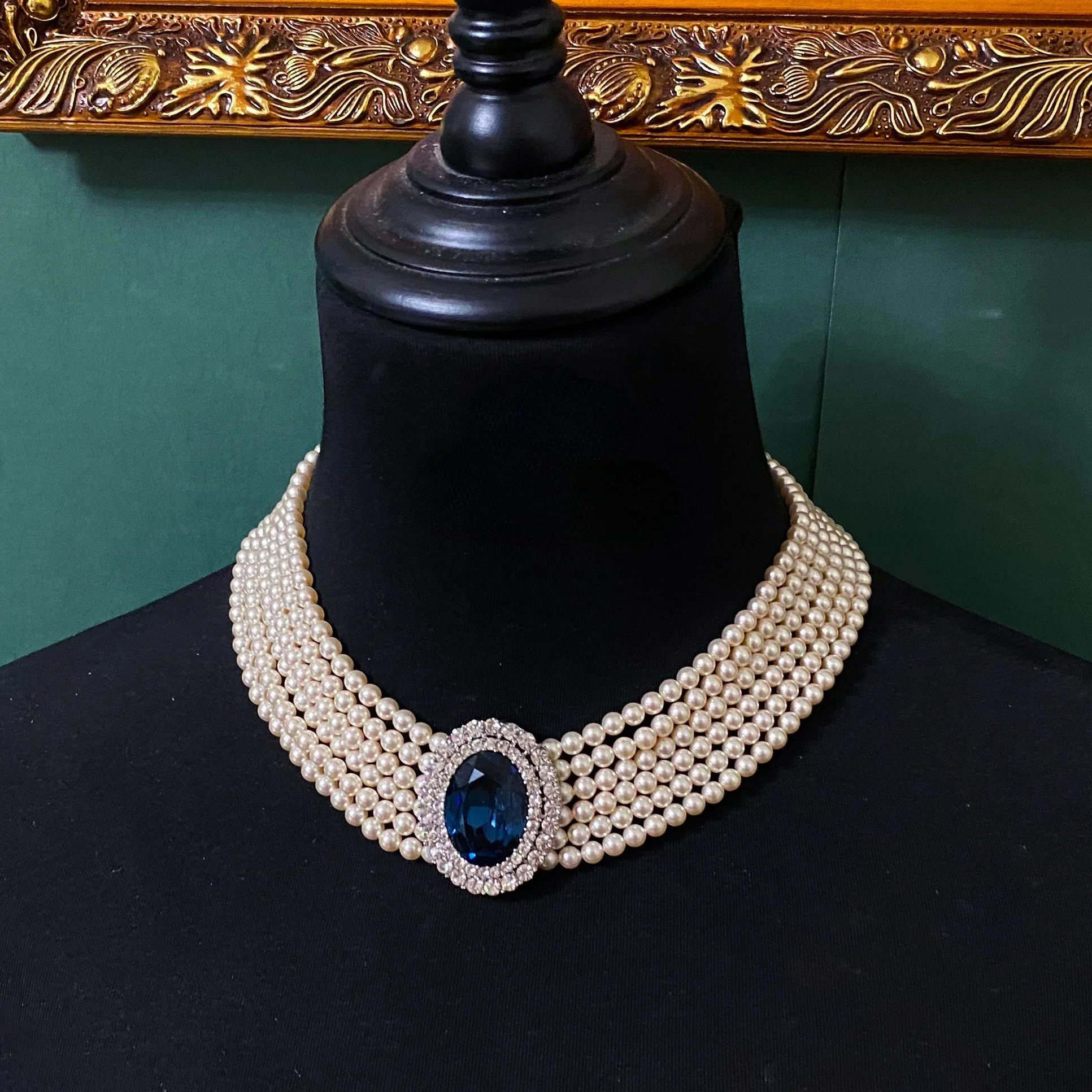 Vintage Multilayer Pearl Chain Blue Glaze Oval Pendant Short Choker Necklace Jewelry for Women Gorgeous Party Classic Advanced