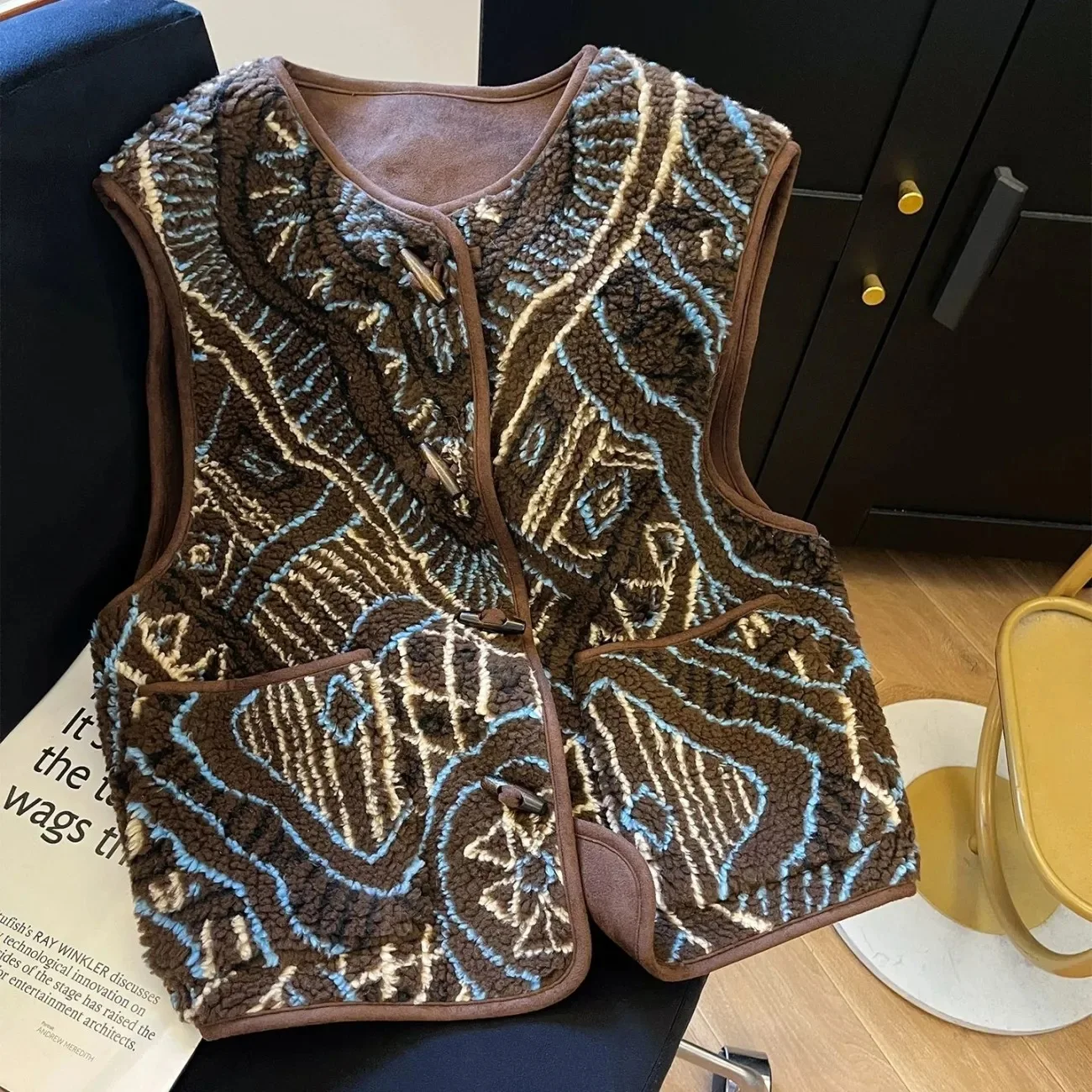 Chaleco Retro de piel sintética Sherpa para mujer, Otoño Invierno, botón de cuerno grueso, chaleco con estampado Tribal, sin mangas, abrigo sin mangas, Top